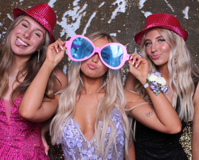 3 girls in a dslr photo booth
